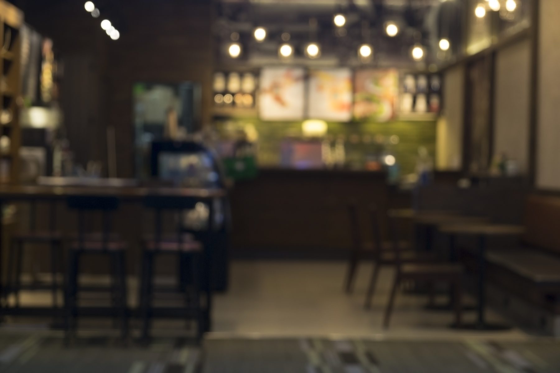 Ambiente aconchegante de restaurante com pontos de luz suspensos
