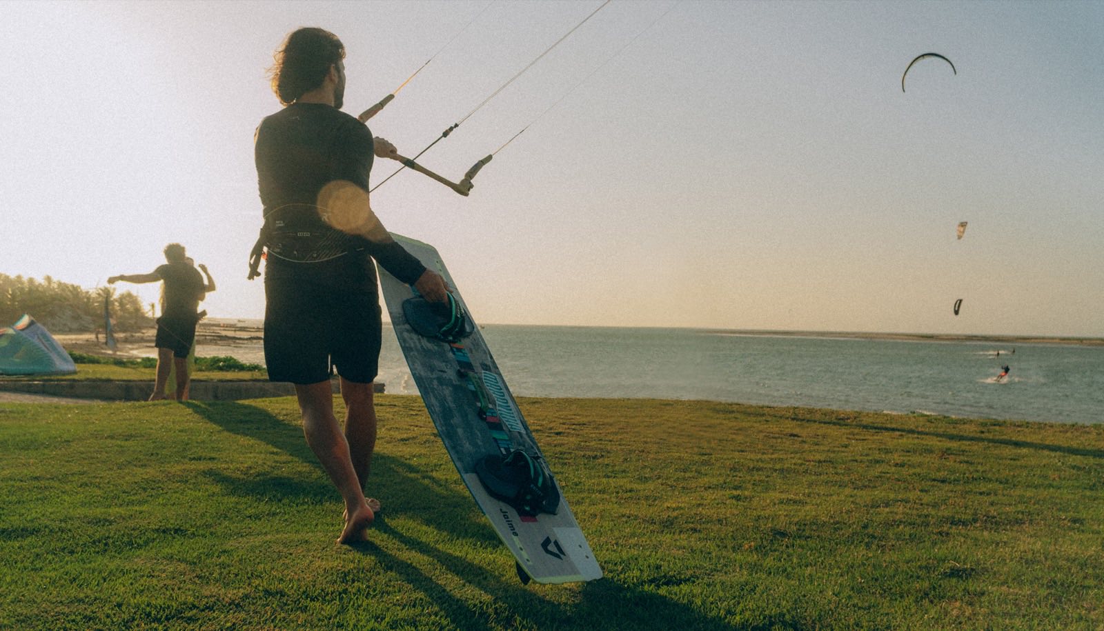 Kitesurfista se preparando para entrar na água na Ilha do Guajiru