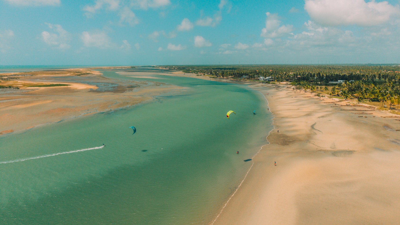 Vista aérea da água plana e rasa entre os bancos de areia da ilha